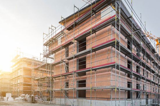 Foto: Wohnblock im Bau mit Gerüst
